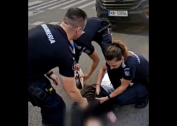 Bărbat de 81 ani, salvat de jandarmi după ce a căzut pe carosabil