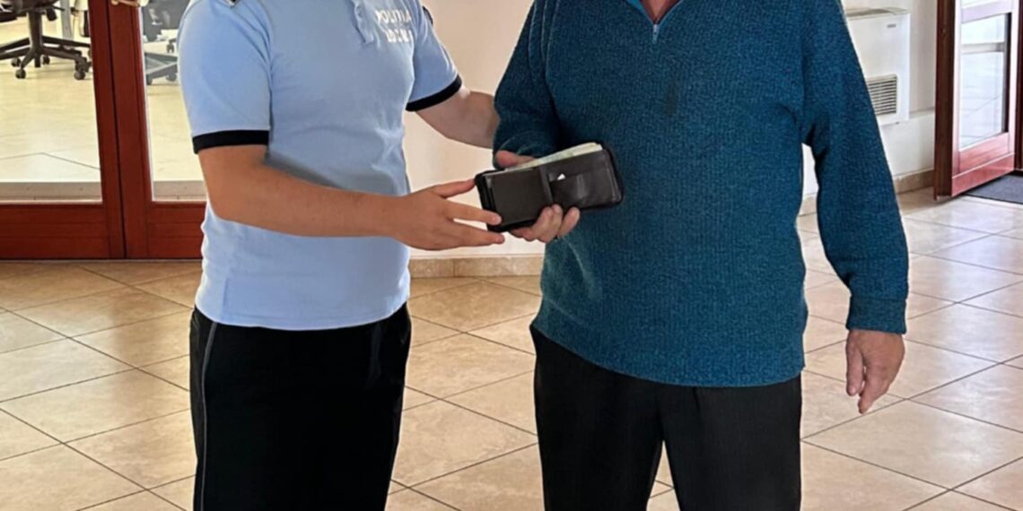 Portofel cu acte, carduri și bani găsit de polițiștii locali și înapoiat proprietarului