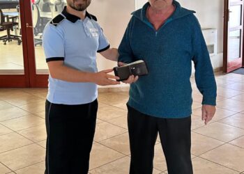 Portofel cu acte, carduri și bani găsit de polițiștii locali și înapoiat proprietarului