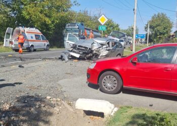 Tragedie pe șosea, în Caraș Severin. Un mort și un rănit, după impactul cu un TIR