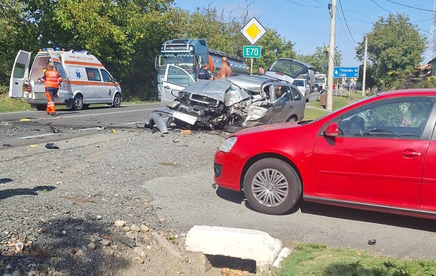 Tragedie pe șosea, în Caraș Severin. Un mort și un rănit, după impactul cu un TIR
