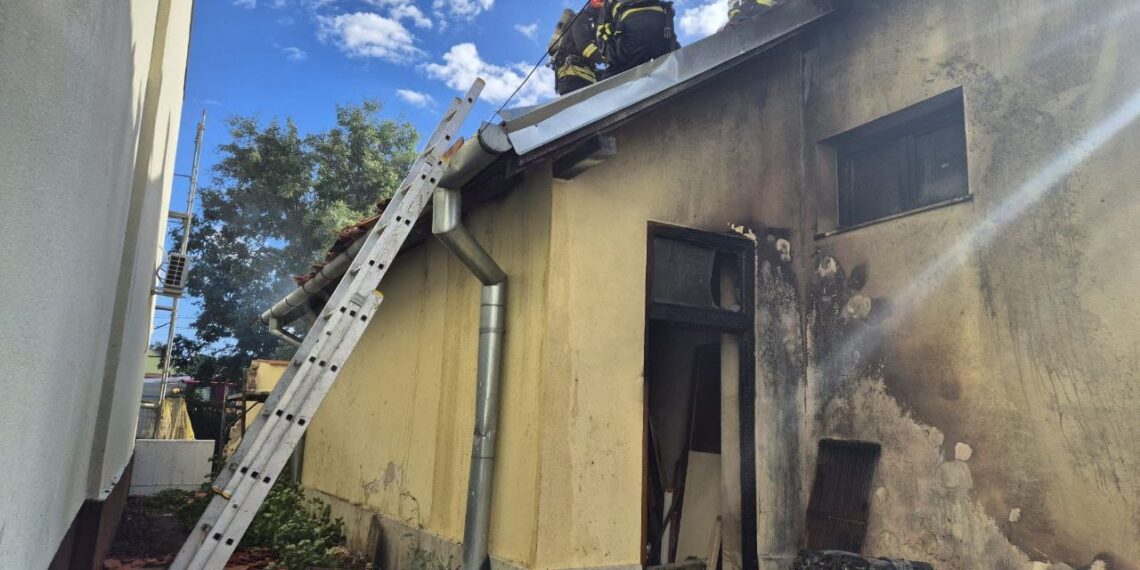 Un incendiu a cuprins o anexă din curtea bisericii din Dudeștii Noi, unde învățau zeci de copii