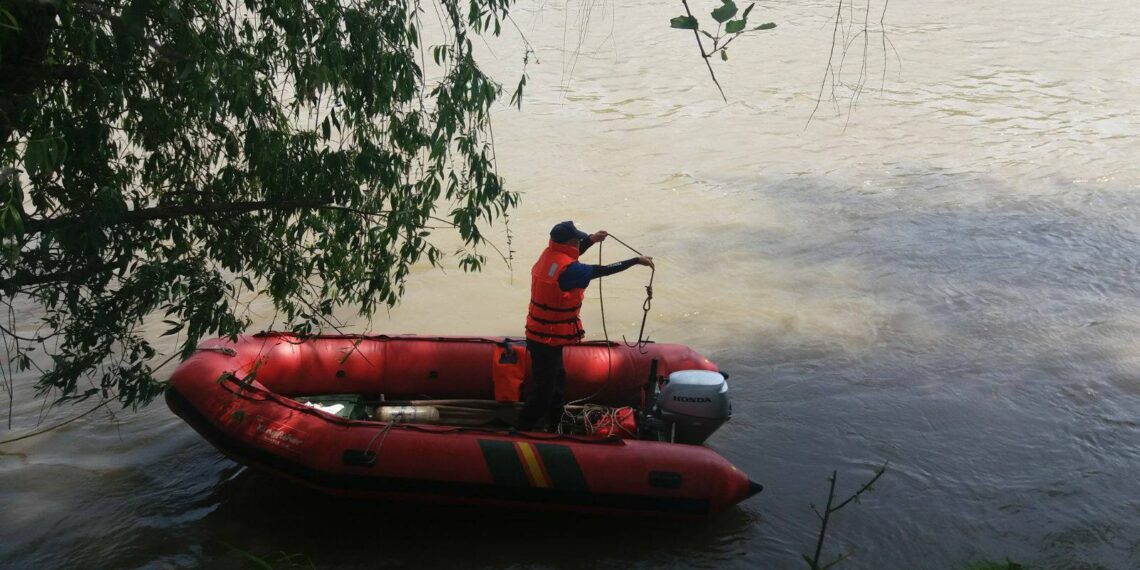 Cadavru extras de pompierii arădeni din râul Mureș