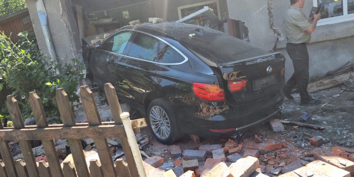 La un pas de tragedie. O mașină în care se aflau 5 tineri ce mergeau la Văliug a intrat într-o casă/Video