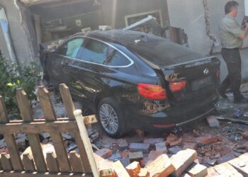 La un pas de tragedie. O mașină în care se aflau 5 tineri ce mergeau la Văliug a intrat într-o casă/Video