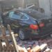 La un pas de tragedie. O mașină în care se aflau 5 tineri ce mergeau la Văliug a intrat într-o casă/Video