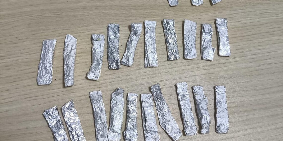 23 de pliculețe cu substanțe susceptibile a fi interzise găsite de jandarmi în hanoracul unui bărbat