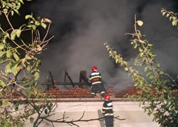 Incendiu izbucnit la o casă din localitatea Cil. Pompierii au găsit o persoană decedată
