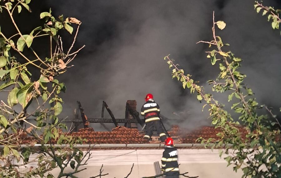 Incendiu izbucnit la o casă din localitatea Cil. Pompierii au găsit o persoană decedată