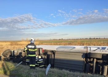 Accident pe A1.Patru bărbați și o femeie, transportați la spital