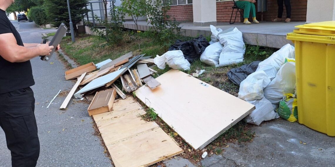 399 sancțiuni aplicate de polițiștii locali celor care nu dețin contracte de salubrizare sau nu au păstrat curațenia în jurul recipientelor de deșeuri