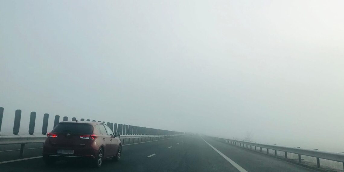Vizibilitate redusă pe mai multe artere rutiere. Ceața e de vină