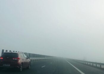 Vizibilitate redusă pe mai multe artere rutiere. Ceața e de vină