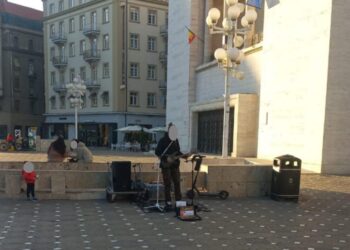 Sute de sesizări referitoare la gălăgie transmise Poliției Locale Timișoara – artist stradal sancționat pentru că a dat drumul prea tare la boxe în centrul orașului