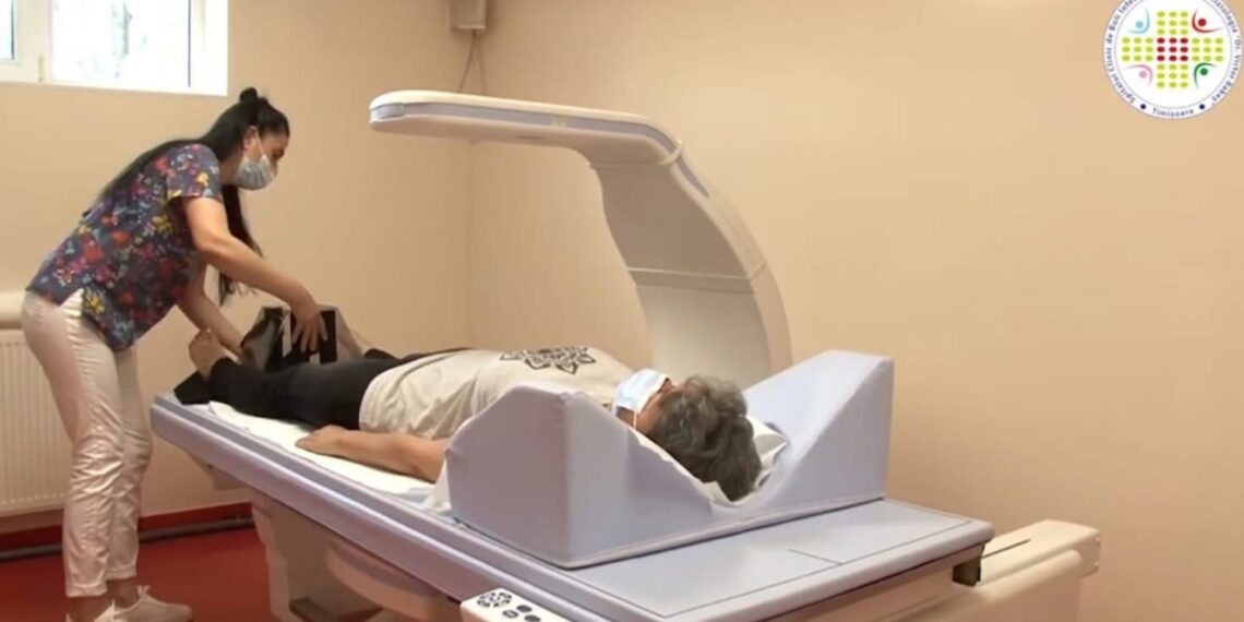 Ziua Mondială a Osteoporozei. Scanări DEXA la Victor Babeș