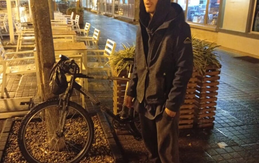 Tânăr de 18 ani surprins de polițiștii locali în timp ce sustrăgea o bicicletă din Piața Victoriei