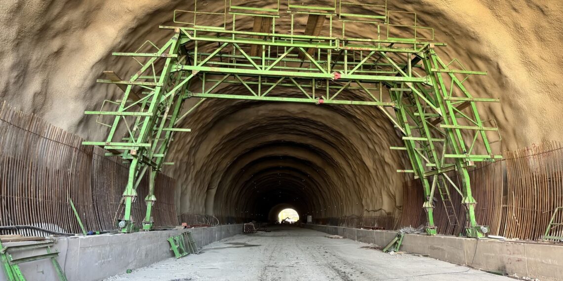 Lucrările la tunelurile de pe sectorul lipsă al autostrăzii A1, între Margina și Holdea, avansează constant