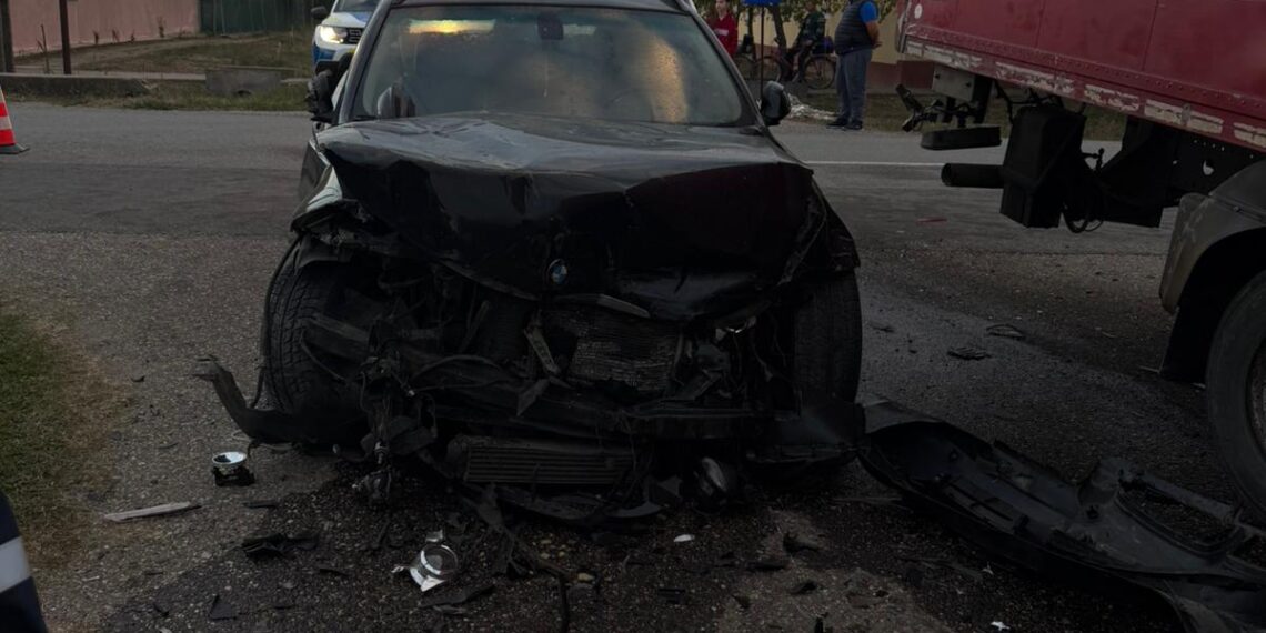 Un bărbat a fost rănit după impactul dintre un camion și un autoturism