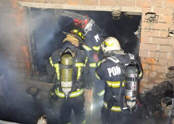 Incendiu puternic într-un apartament din Arad! O femeie a fost găsită inconștientă, alte două persoane au avut nevoie de îngrijiri medicale