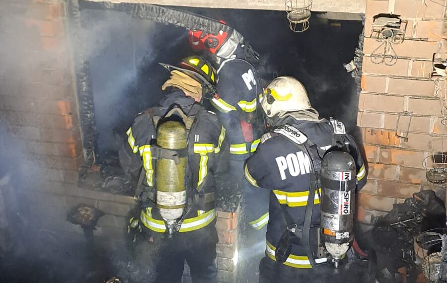 Incendiu puternic într-un apartament din Arad! O femeie a fost găsită inconștientă, alte două persoane au avut nevoie de îngrijiri medicale