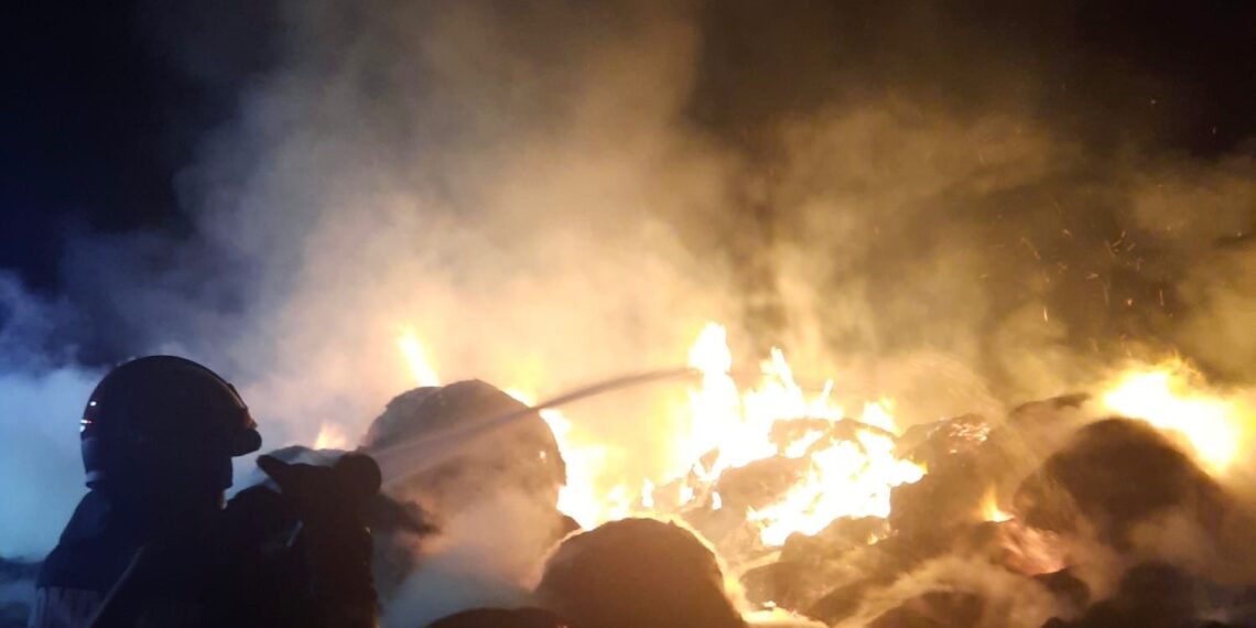 Incendiu la un depozit. Aproximativ 400 de baloți de paie au ars