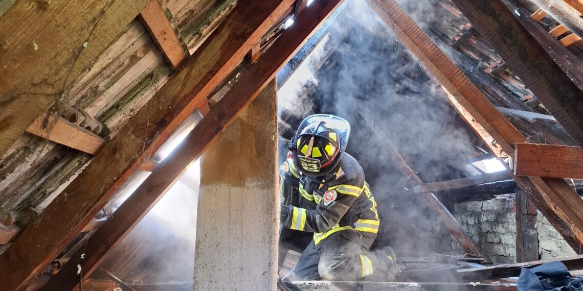 Acoperișul unei case din Arad, în flăcări