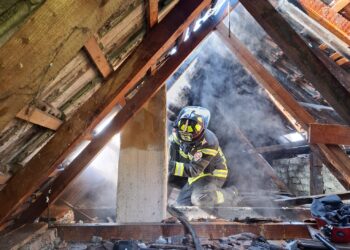 Acoperișul unei case din Arad, în flăcări