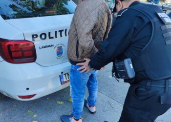 Hoți din buzunare dați jos din tramvai de polițiștii locali din Timișoara. Unul avea un briceag