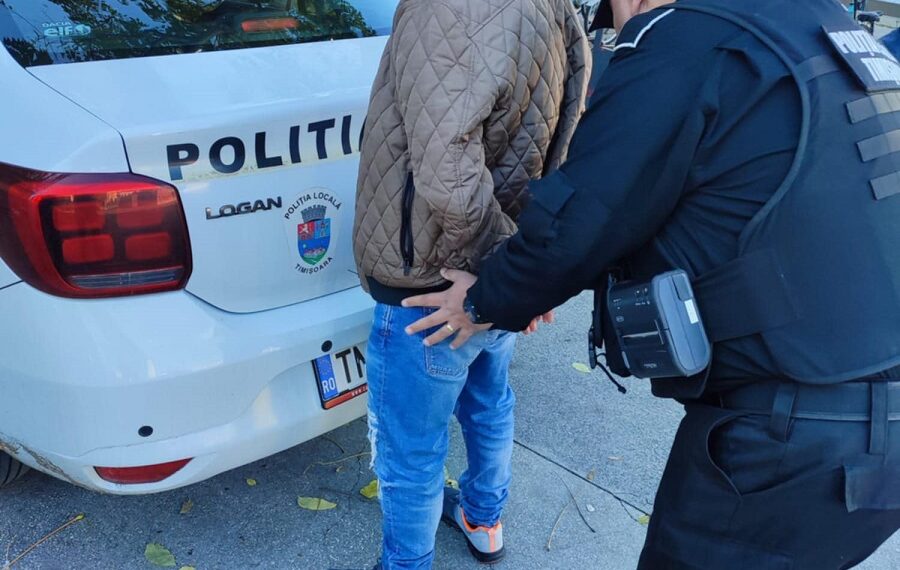 Hoți din buzunare dați jos din tramvai de polițiștii locali din Timișoara. Unul avea un briceag