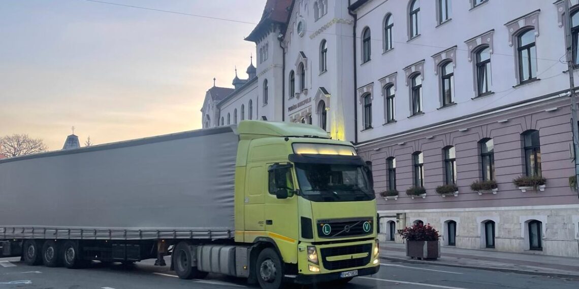 Patinoarul revine la Lugoj. Din 30 noiembrie, copiii vor putea aluneca pe gheață în Piața Drăgan