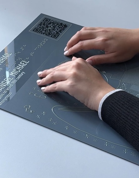 Cum să vezi un tablou dacă nu-l vezi? Revoluția tactilă: la Timișoara arta nu (mai) are bariere