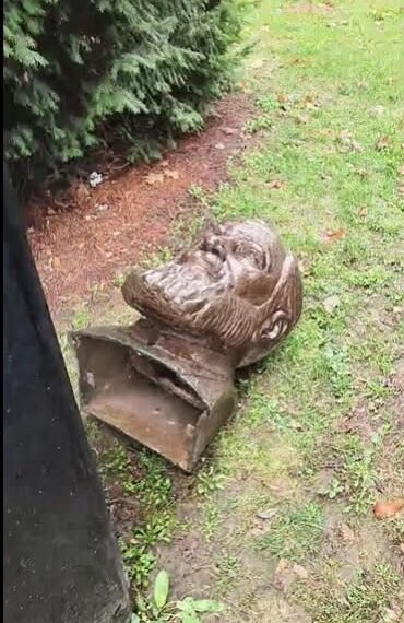 Busturile de pe “Aleea Personalităților”, vandalizate