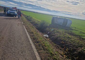 Mașină răsturnată pe DJ 692: Mamă și copil răniți și transportați la spital