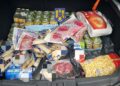 Hoți opriți după o urmărire în trafic: produse de peste 5.500 de lei furate dintr-un supermarket din Oțelu Roșu, recuperate de polițiști