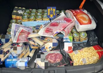 Hoți opriți după o urmărire în trafic: produse de peste 5.500 de lei furate dintr-un supermarket din Oțelu Roșu, recuperate de polițiști