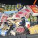 Hoți opriți după o urmărire în trafic: produse de peste 5.500 de lei furate dintr-un supermarket din Oțelu Roșu, recuperate de polițiști