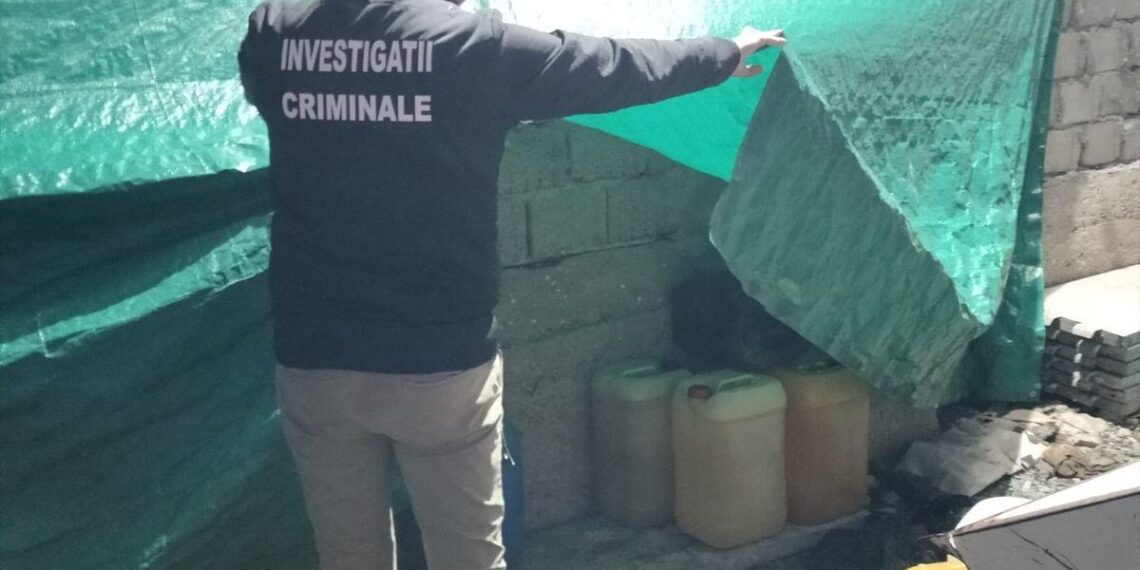 Zece bărbați, reținuți pentru furt de combustibil