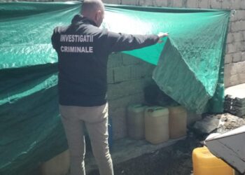 Zece bărbați, reținuți pentru furt de combustibil