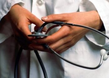 Percheziții la Lugoj: o doctoriță este suspectată că nu mergea la serviciu, deși figura pontată