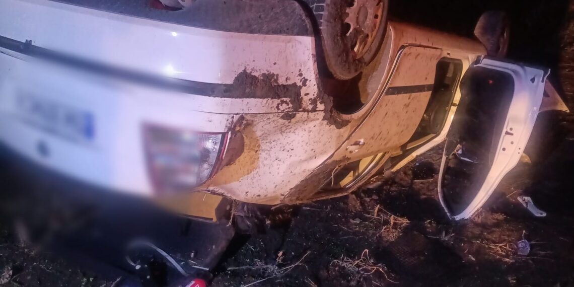 Mașină răsturnată pe DJ 692: trei persoane rănite după ce șoferul a pierdut controlul volanului