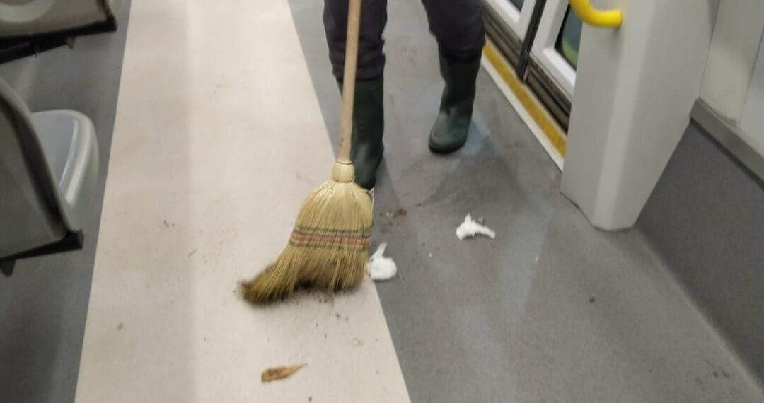 STPT trage un semnal de alarmă: vandalizarea și mizeria din mijloacele de transport public aduc amenzi de până la 500 de lei/Foto