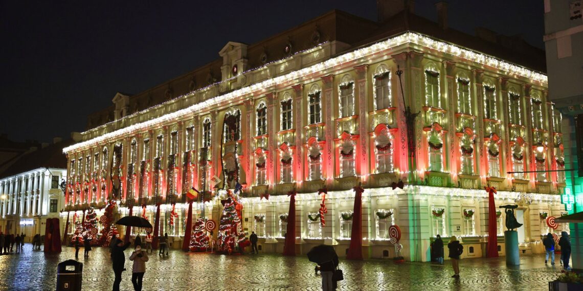 S-au aprins luminile festive la Palatul Baroc din Timișoara!/Foto