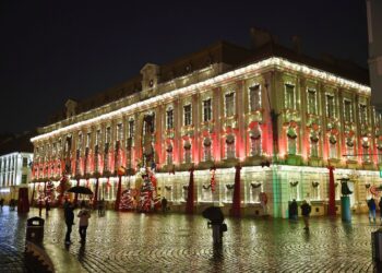 S-au aprins luminile festive la Palatul Baroc din Timișoara!/Foto