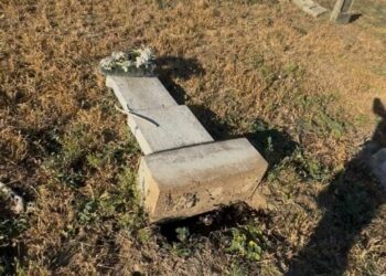 Reținuți pentru profanare de morminte în județul Arad/Foto