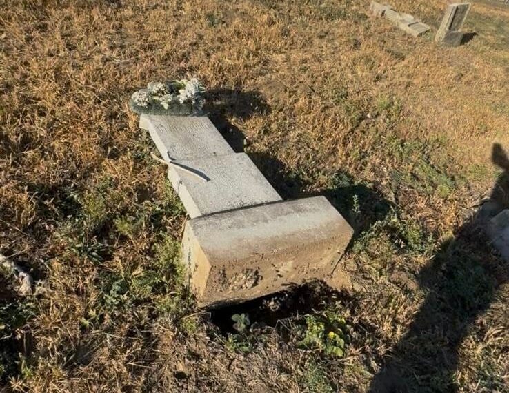 Reținuți pentru profanare de morminte în județul Arad/Foto