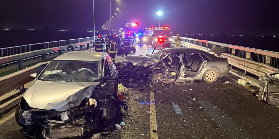 Accident între localitățile Fântânele și Vladimirescu. O persoană a rămas încarcerată