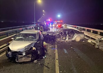 Accident între localitățile Fântânele și Vladimirescu. O persoană a rămas încarcerată