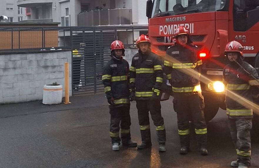 Degajări de fum pe casa scării, la un bloc cu zece etaje din municipiul Arad, strada Gheorghe Magheru