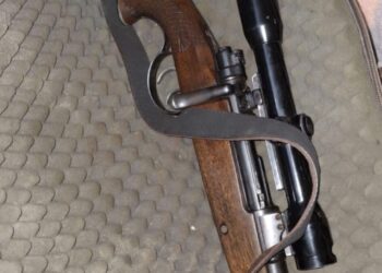 Armă letală de vânătoare și cartușe ridicate de polițiști în Caraș Severin