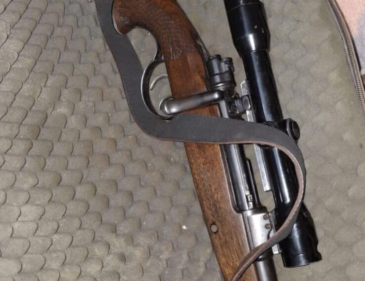 Armă letală de vânătoare și cartușe ridicate de polițiști în Caraș Severin